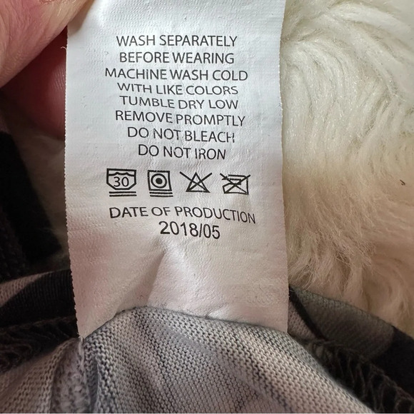 Hot Chillys Long Sleeved Thermal Base Layer Black and Gray Camouflage Sz Small - Picture 10 of 16